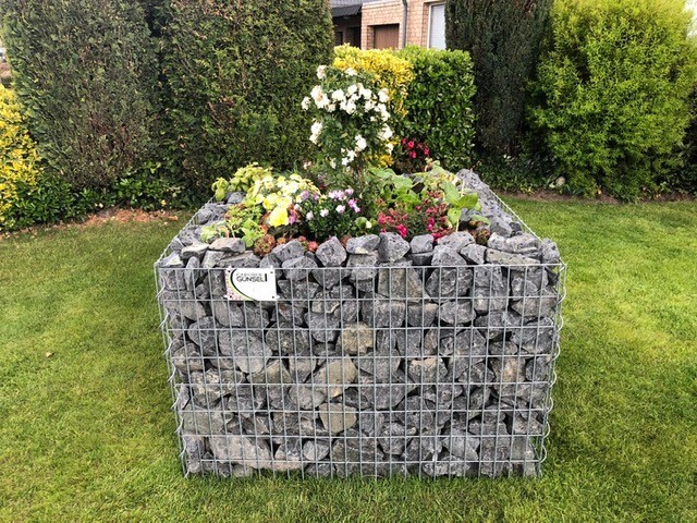 Gabionen-Hochbeet mit Steinfüllung und Bepflanzung